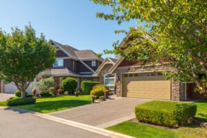 frontal de un acasa con cochera estilo americano