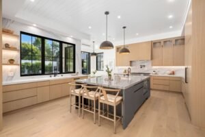 cocina con isla piso colores claros