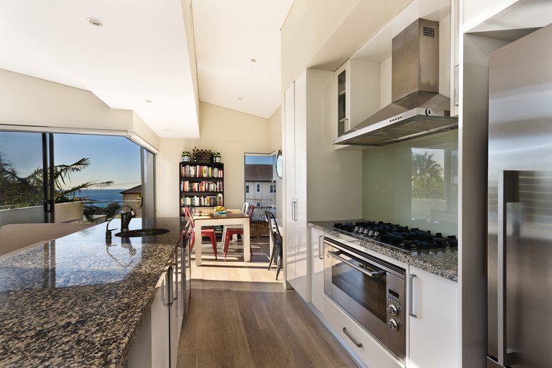 ococina lateral con meseta de marmol