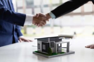 dos personas dandose l amano como trato