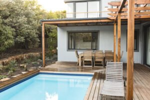 porche de casa con piscina