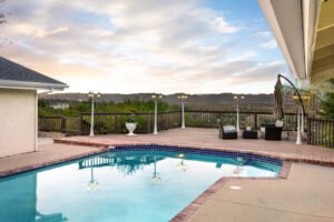 pisicina con sombra estilo porche