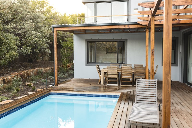 porche de casa con piscina