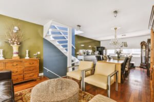 sala con escalera de caracol