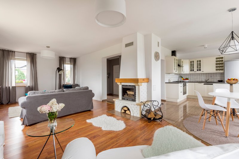 sala acojedora con chimenea