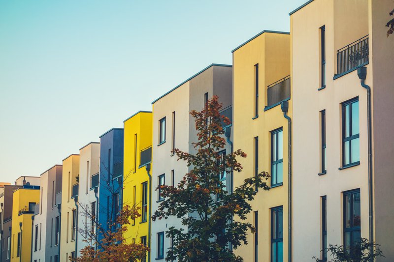 linea de apartamentos en orden con tres niveles